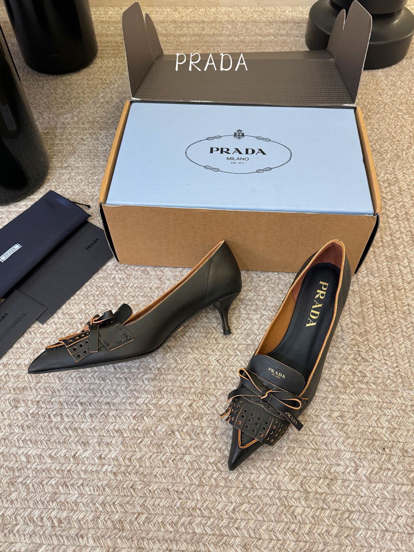 Prad*26ss早春新款尖头一字带高跟凉鞋尖头设计能修饰脚型、拉长腿部线条,后绊带则增添了轻盈感与透气 Prad*26ss早春新款尖头一字带高跟凉鞋尖头设计能修饰脚型、拉长腿部线条,后绊带则增添了轻盈感与透气