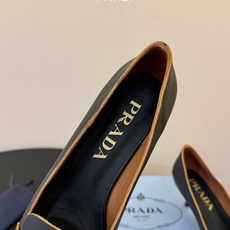 Prad*26ss早春新款尖头一字带高跟凉鞋尖头设计能修饰脚型、拉长腿部线条,后绊带则增添了轻盈感与透气 Prad*26ss早春新款尖头一字带高跟凉鞋尖头设计能修饰脚型、拉长腿部线条,后绊带则增添了轻盈感与透气