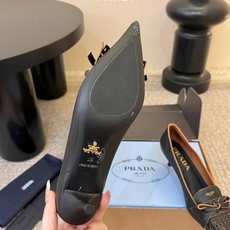Prad*26ss早春新款尖头一字带高跟凉鞋尖头设计能修饰脚型、拉长腿部线条,后绊带则增添了轻盈感与透气 Prad*26ss早春新款尖头一字带高跟凉鞋尖头设计能修饰脚型、拉长腿部线条,后绊带则增添了轻盈感与透气