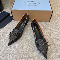 Prad*26ss早春新款尖头一字带高跟凉鞋尖头设计能修饰脚型、拉长腿部线条,后绊带则增添了轻盈感与透气 Prad*26ss早春新款尖头一字带高跟凉鞋尖头设计能修饰脚型、拉长腿部线条,后绊带则增添了轻盈感与透气