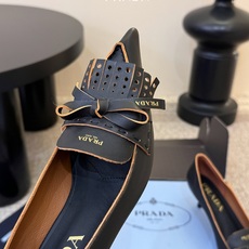 Prad*26ss早春新款尖头一字带高跟凉鞋尖头设计能修饰脚型、拉长腿部线条,后绊带则增添了轻盈感与透气 Prad*26ss早春新款尖头一字带高跟凉鞋尖头设计能修饰脚型、拉长腿部线条,后绊带则增添了轻盈感与透气