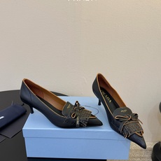 Prad*26ss早春新款尖头一字带高跟凉鞋尖头设计能修饰脚型、拉长腿部线条,后绊带则增添了轻盈感与透气 Prad*26ss早春新款尖头一字带高跟凉鞋尖头设计能修饰脚型、拉长腿部线条,后绊带则增添了轻盈感与透气
