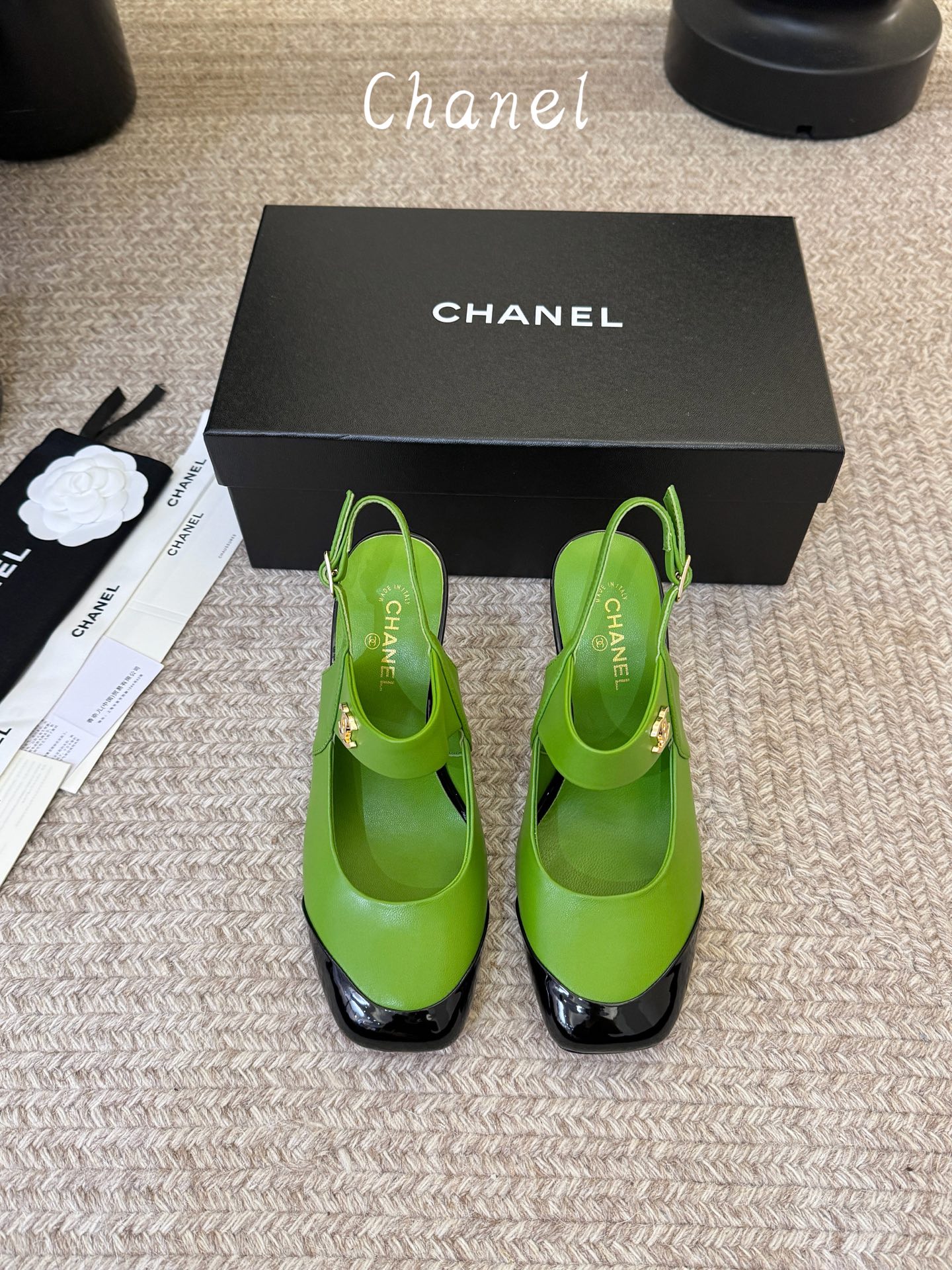CHANEL小香 26ss 早春新款 后空大方头跟鞋，复古法式优雅感，高级感十足 香奶奶后空玛丽珍凉鞋，