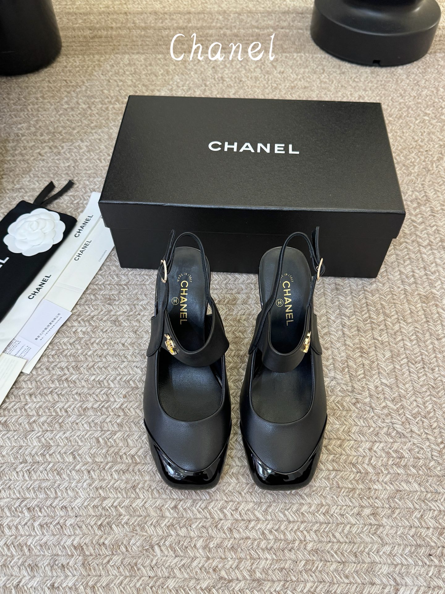 CHANEL小香 26ss 早春新款 后空大方头跟鞋，复古法式优雅感，高级感十足 香奶奶后空玛丽珍凉鞋，
