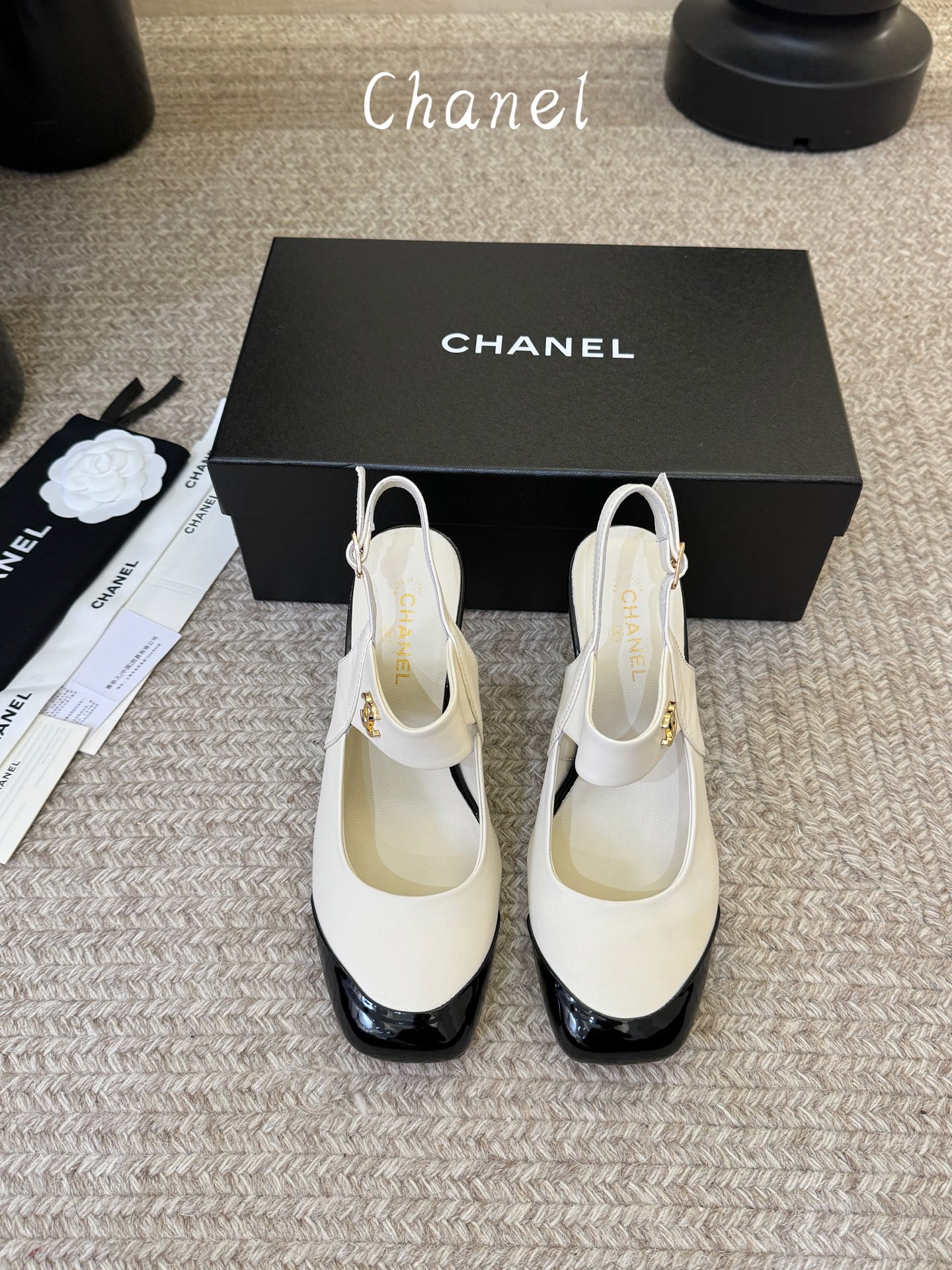CHANEL小香 26ss 早春新款 后空大方头跟鞋，复古法式优雅感，高级感十足 香奶奶后空玛丽珍凉鞋，