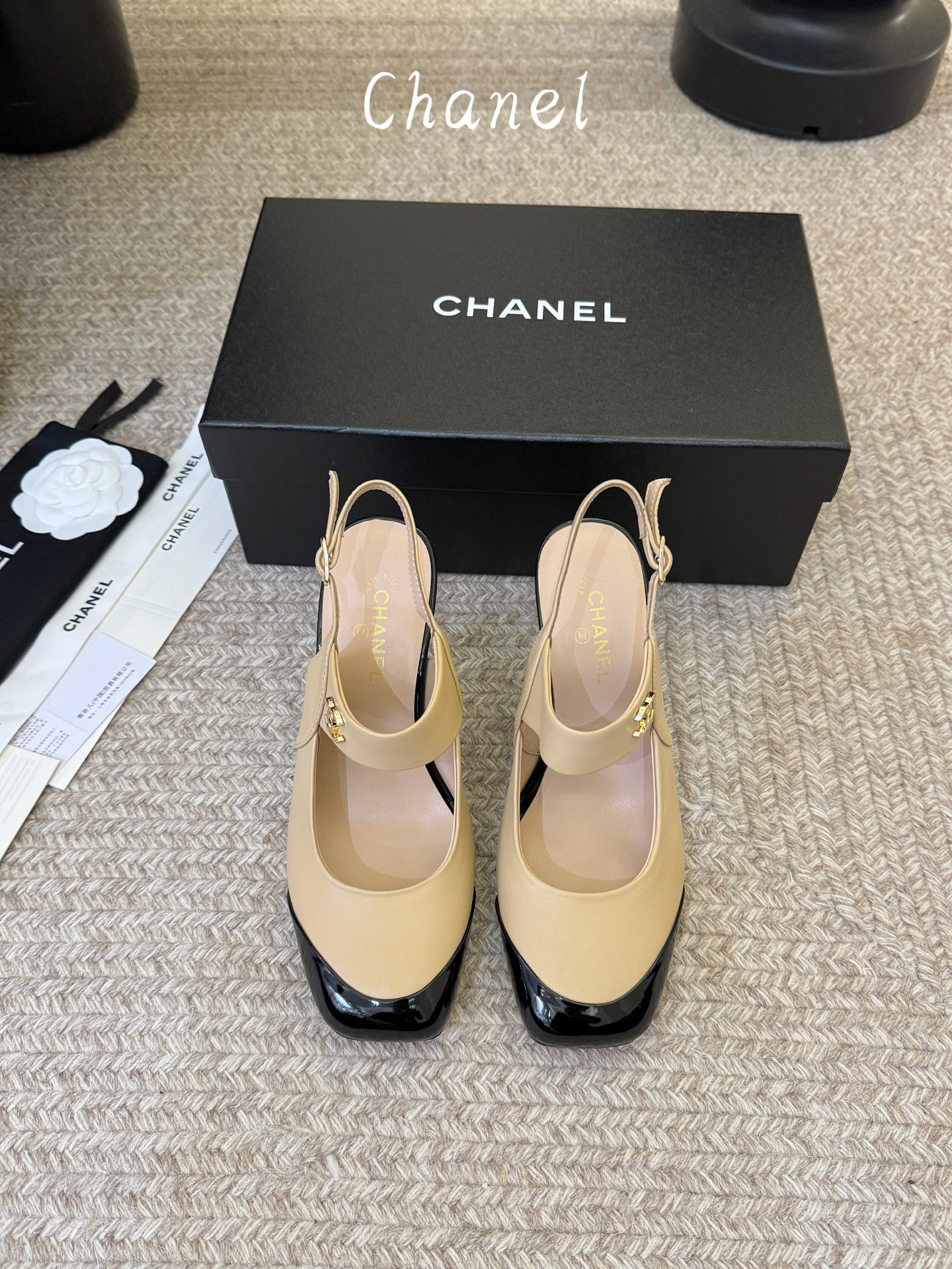 CHANEL小香 26ss 早春新款 后空大方头跟鞋，复古法式优雅感，高级感十足 香奶奶后空玛丽珍凉鞋，