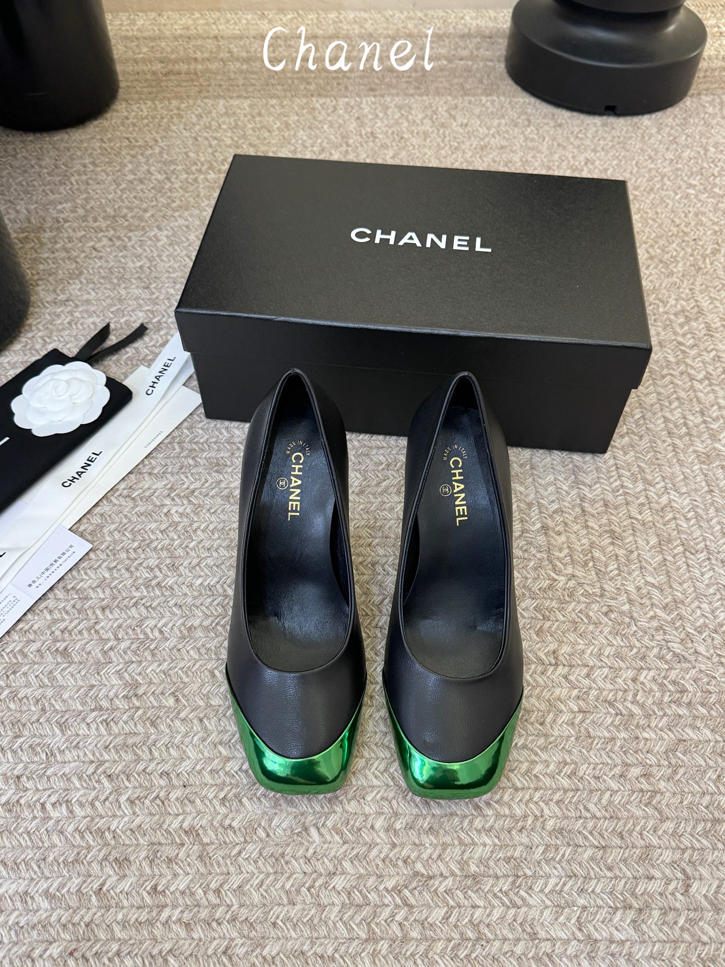 CHANEL小香 26ss 早春新款 后空大方头跟鞋，复古法式优雅感，高级感十足 香奶奶后空玛丽珍凉鞋，