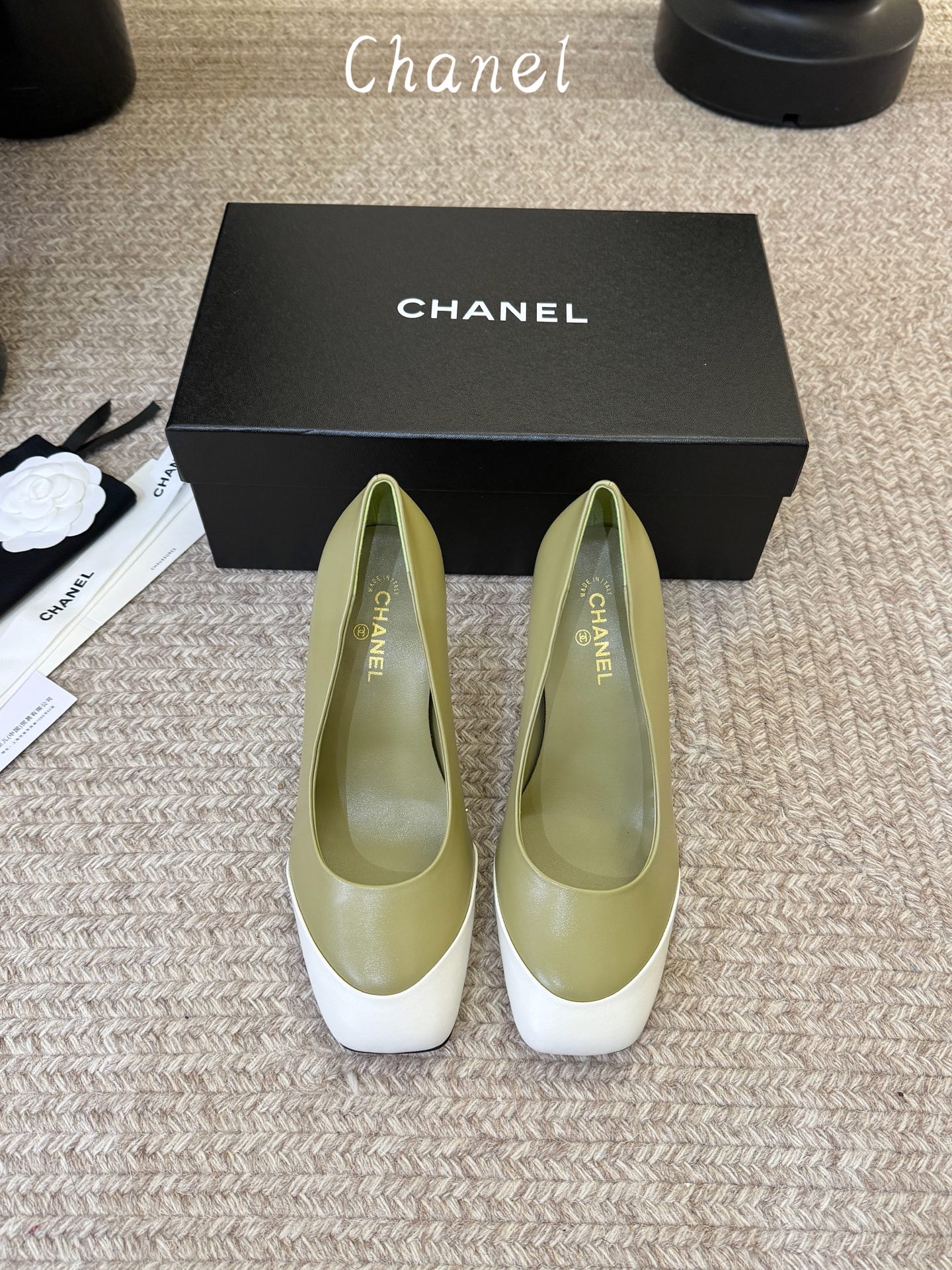 CHANEL小香 26ss 早春新款 后空大方头跟鞋，复古法式优雅感，高级感十足 香奶奶后空玛丽珍凉鞋，