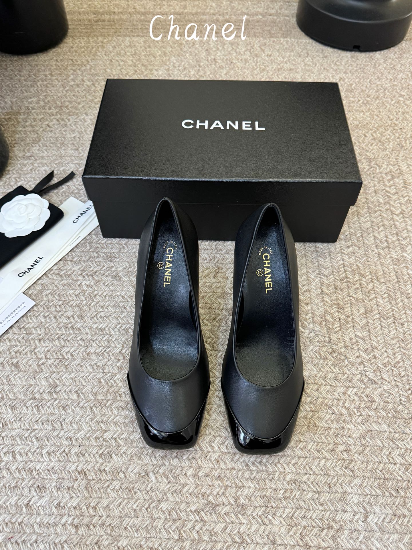 CHANEL小香 26ss 早春新款 后空大方头跟鞋，复古法式优雅感，高级感十足 香奶奶后空玛丽珍凉鞋，