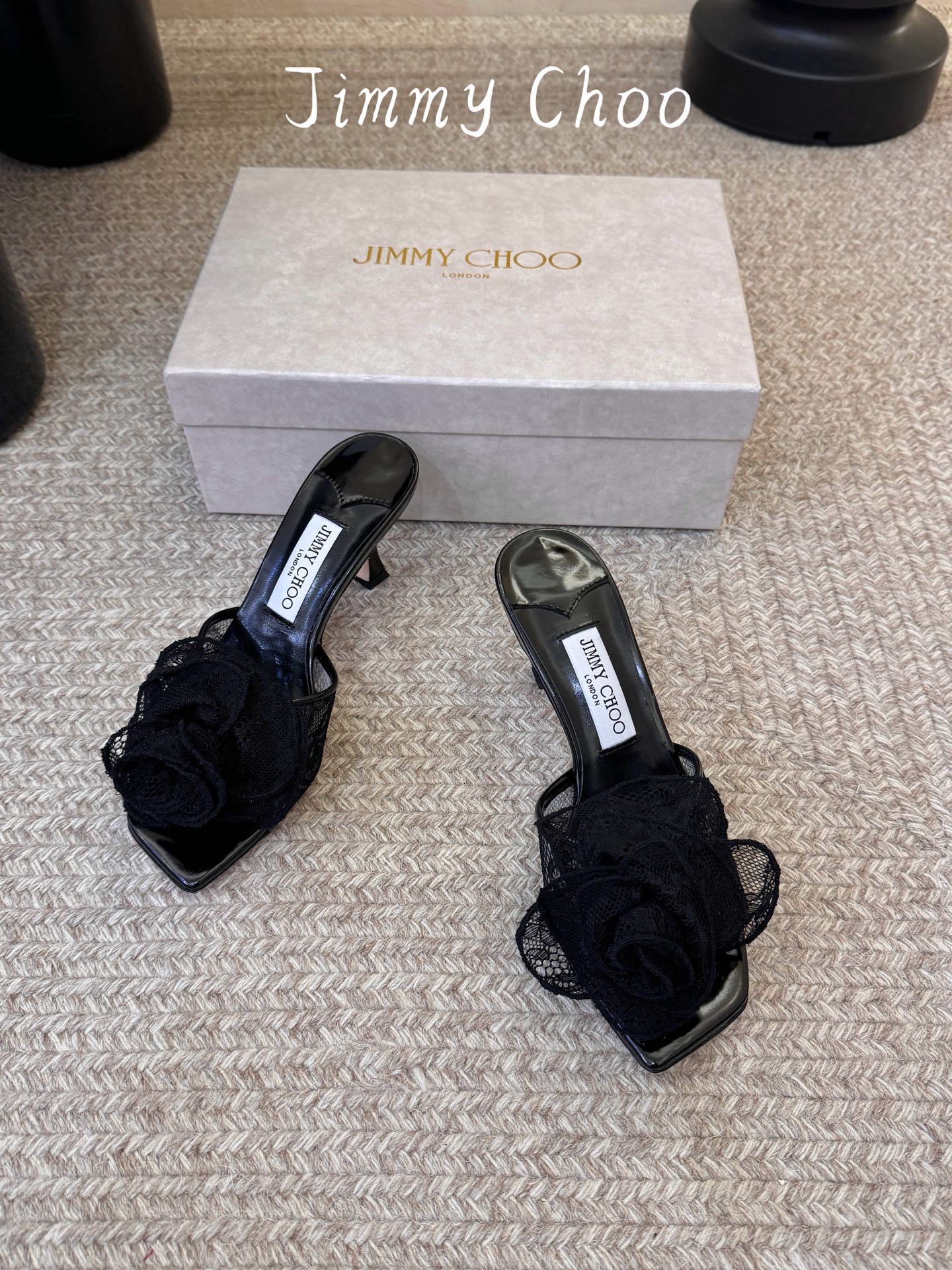 Jimmy Cho*夏季新款蕾丝玫瑰方头高跟凉拖精致蕾丝玫瑰装饰点缀鞋头,层层叠叠的花瓣设计自带浪漫氛围 Jimmy Cho*夏季新款蕾丝玫瑰方头高跟凉拖精致蕾丝玫瑰装饰点缀鞋头,层层叠叠的花瓣设计自带浪漫氛围
