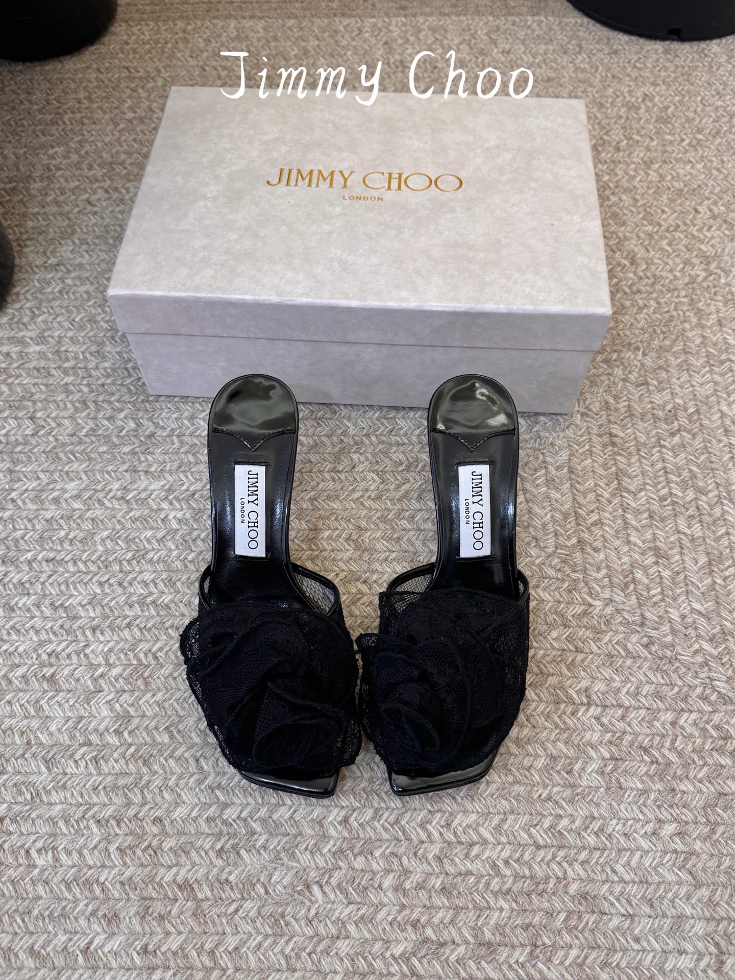Jimmy Cho*夏季新款蕾丝玫瑰方头高跟凉拖精致蕾丝玫瑰装饰点缀鞋头，层层叠叠的花瓣设计自带浪漫氛围