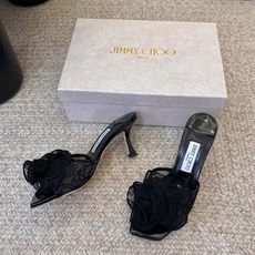Jimmy Cho*夏季新款蕾丝玫瑰方头高跟凉拖精致蕾丝玫瑰装饰点缀鞋头,层层叠叠的花瓣设计自带浪漫氛围 Jimmy Cho*夏季新款蕾丝玫瑰方头高跟凉拖精致蕾丝玫瑰装饰点缀鞋头,层层叠叠的花瓣设计自带浪漫氛围