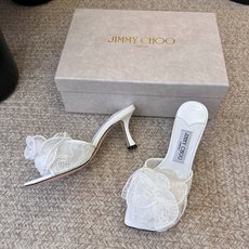 Jimmy Cho*夏季新款蕾丝玫瑰方头高跟凉拖精致蕾丝玫瑰装饰点缀鞋头,层层叠叠的花瓣设计自带浪漫氛围 Jimmy Cho*夏季新款蕾丝玫瑰方头高跟凉拖精致蕾丝玫瑰装饰点缀鞋头,层层叠叠的花瓣设计自带浪漫氛围
