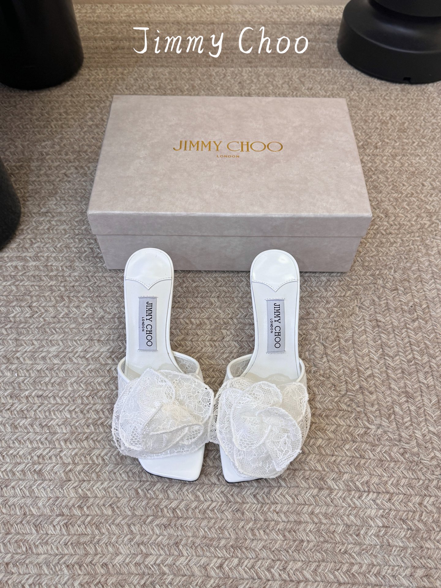 Jimmy Cho*夏季新款蕾丝玫瑰方头高跟凉拖精致蕾丝玫瑰装饰点缀鞋头，层层叠叠的花瓣设计自带浪漫氛围