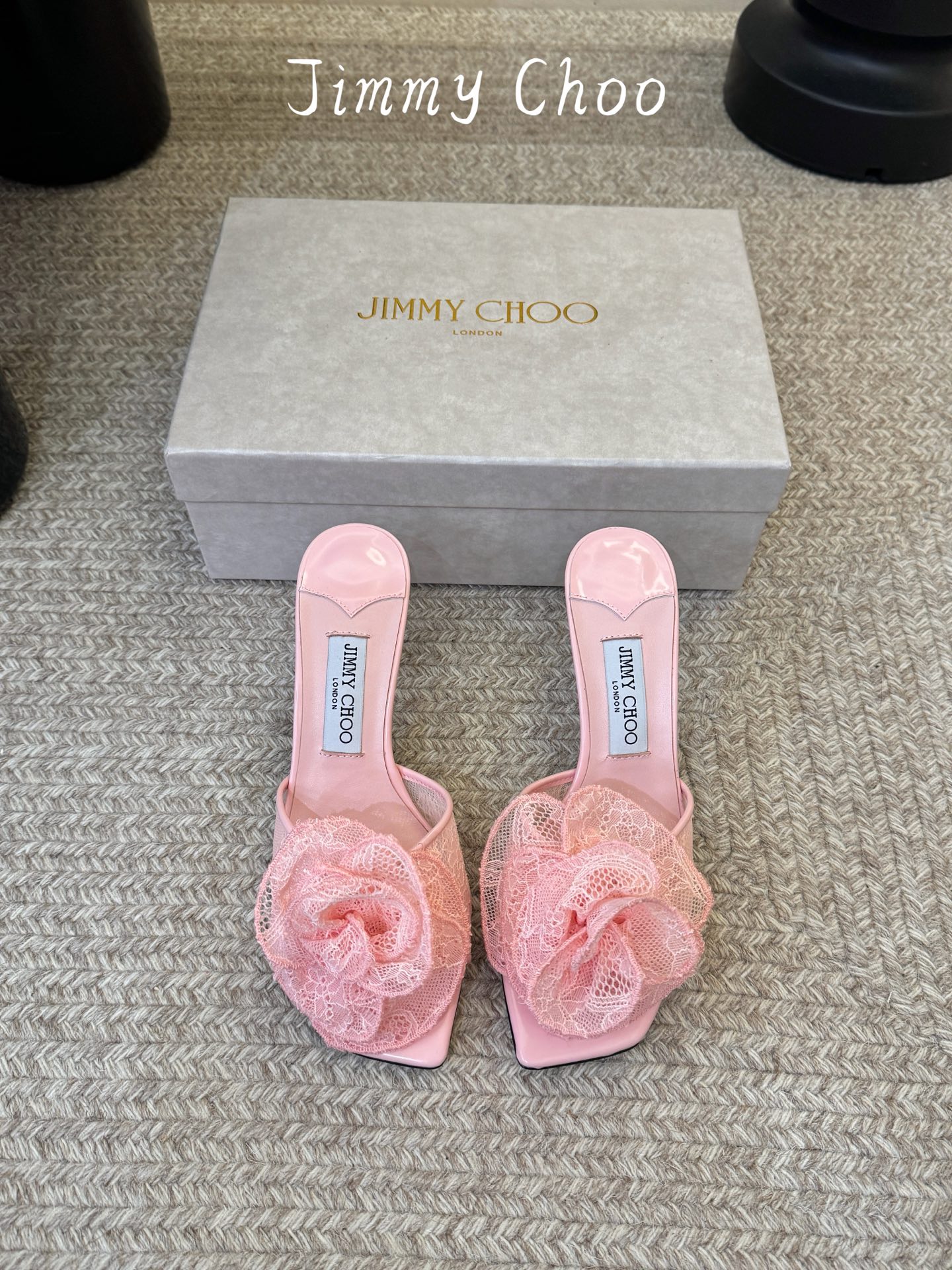 Jimmy Cho*夏季新款蕾丝玫瑰方头高跟凉拖精致蕾丝玫瑰装饰点缀鞋头，层层叠叠的花瓣设计自带浪漫氛围