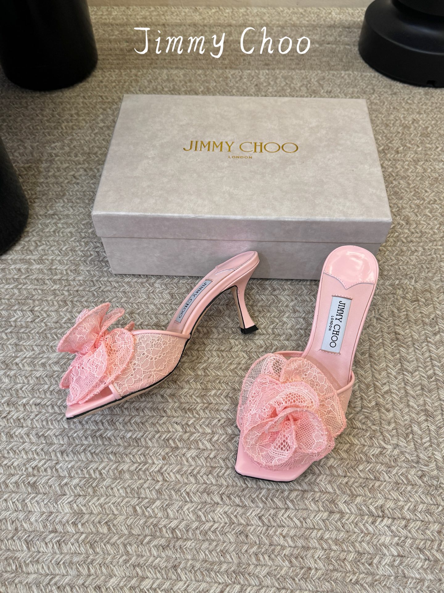Jimmy Cho*夏季新款蕾丝玫瑰方头高跟凉拖精致蕾丝玫瑰装饰点缀鞋头,层层叠叠的花瓣设计自带浪漫氛围 Jimmy Cho*夏季新款蕾丝玫瑰方头高跟凉拖精致蕾丝玫瑰装饰点缀鞋头,层层叠叠的花瓣设计自带浪漫氛围