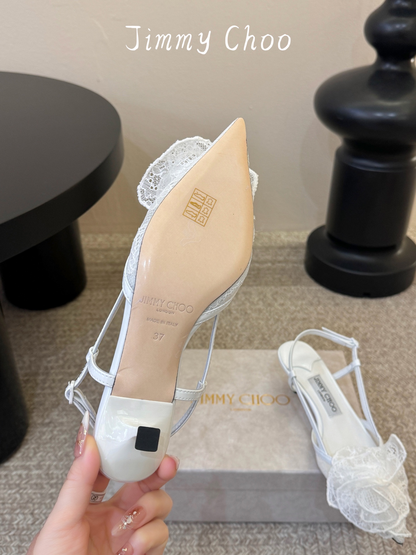 Jimmy Cho*夏季新款蕾丝玫瑰尖头高跟凉鞋精致蕾丝玫瑰装饰点缀鞋头，层层叠叠的花瓣设计自带浪漫氛围