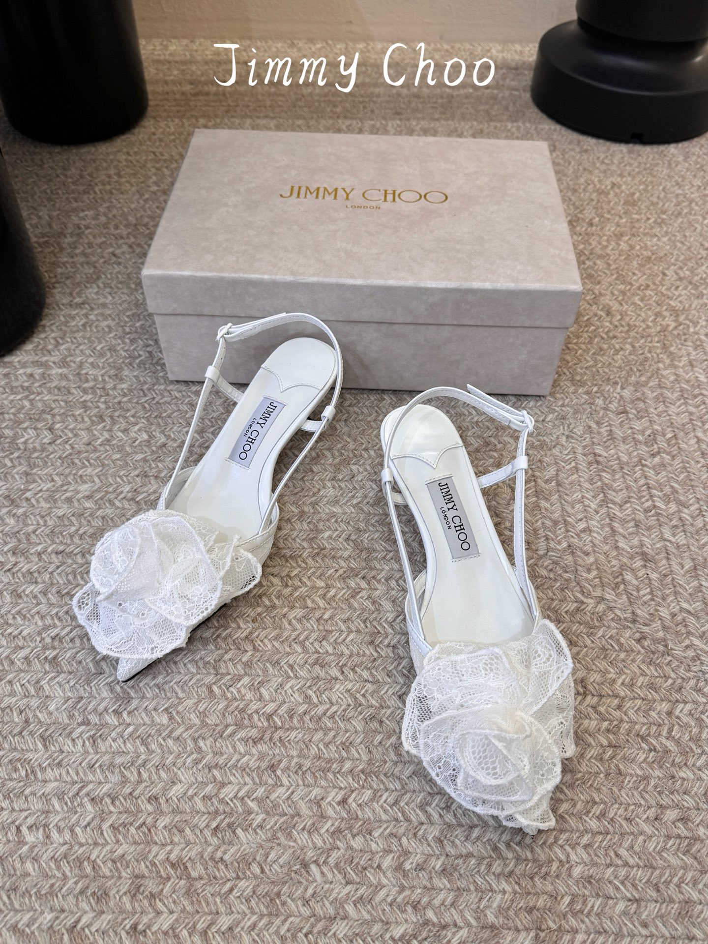 Jimmy Cho*夏季新款蕾丝玫瑰尖头高跟凉鞋精致蕾丝玫瑰装饰点缀鞋头，层层叠叠的花瓣设计自带浪漫氛围