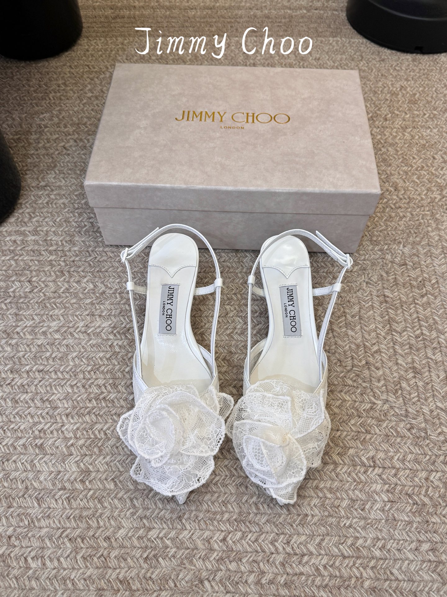 Jimmy Cho*夏季新款蕾丝玫瑰尖头高跟凉鞋精致蕾丝玫瑰装饰点缀鞋头，层层叠叠的花瓣设计自带浪漫氛围