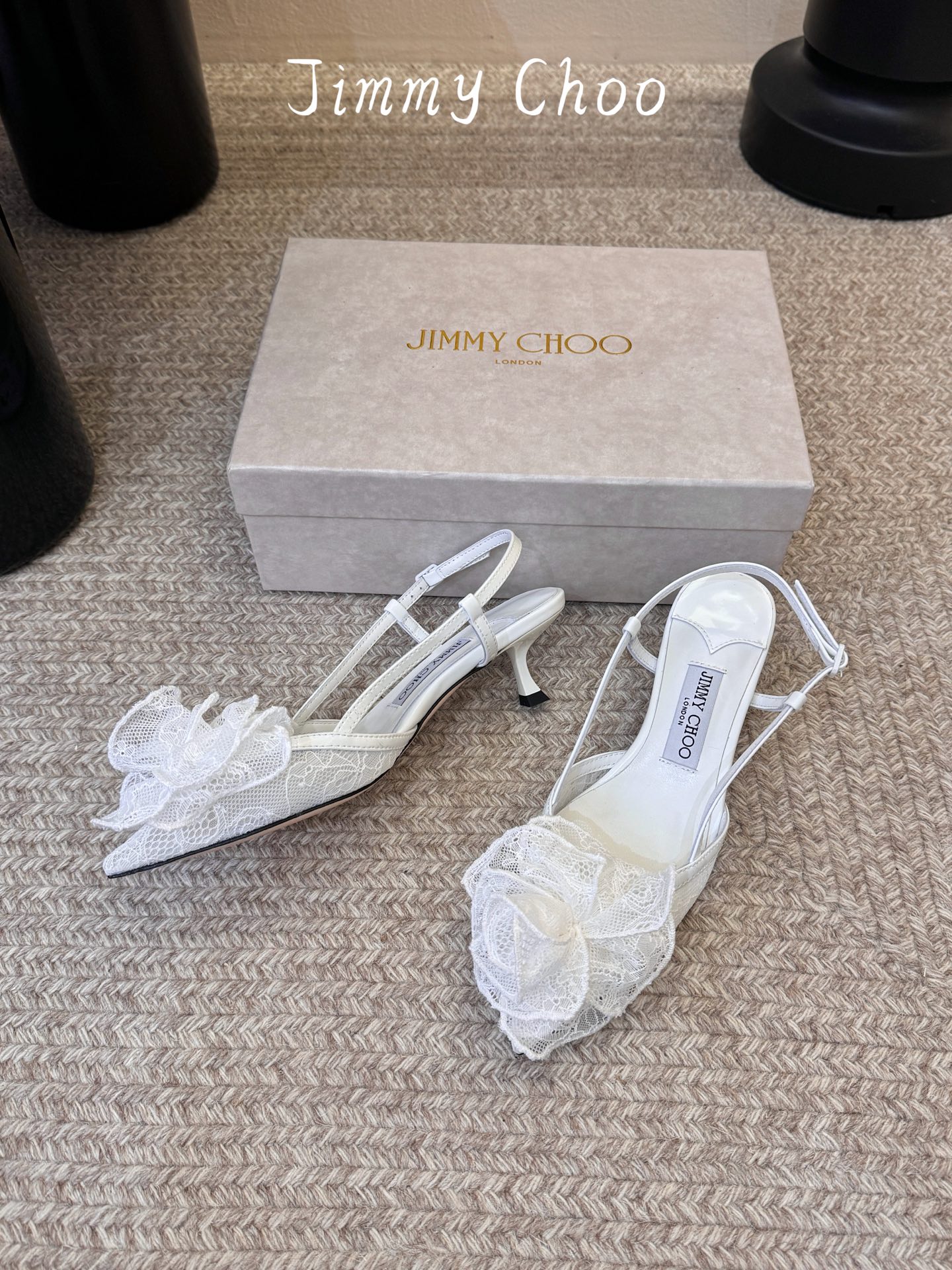 Jimmy Cho*夏季新款蕾丝玫瑰尖头高跟凉鞋精致蕾丝玫瑰装饰点缀鞋头，层层叠叠的花瓣设计自带浪漫氛围