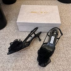 Jimmy Cho*夏季新款蕾丝玫瑰尖头高跟凉鞋精致蕾丝玫瑰装饰点缀鞋头,层层叠叠的花瓣设计自带浪漫氛围 Jimmy Cho*夏季新款蕾丝玫瑰尖头高跟凉鞋精致蕾丝玫瑰装饰点缀鞋头,层层叠叠的花瓣设计自带浪漫氛围