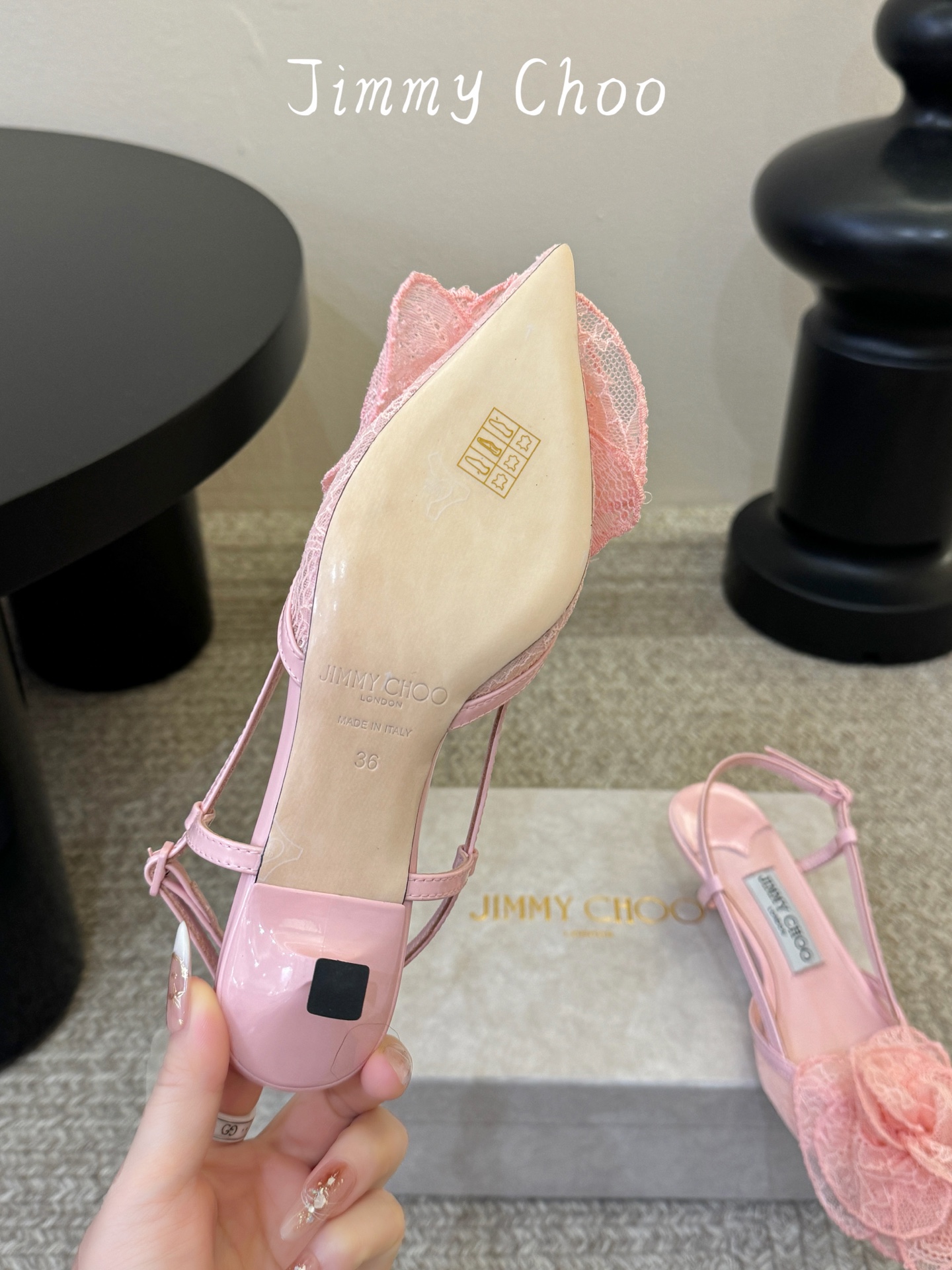 Jimmy Cho*夏季新款蕾丝玫瑰尖头高跟凉鞋精致蕾丝玫瑰装饰点缀鞋头,层层叠叠的花瓣设计自带浪漫氛围 Jimmy Cho*夏季新款蕾丝玫瑰尖头高跟凉鞋精致蕾丝玫瑰装饰点缀鞋头,层层叠叠的花瓣设计自带浪漫氛围