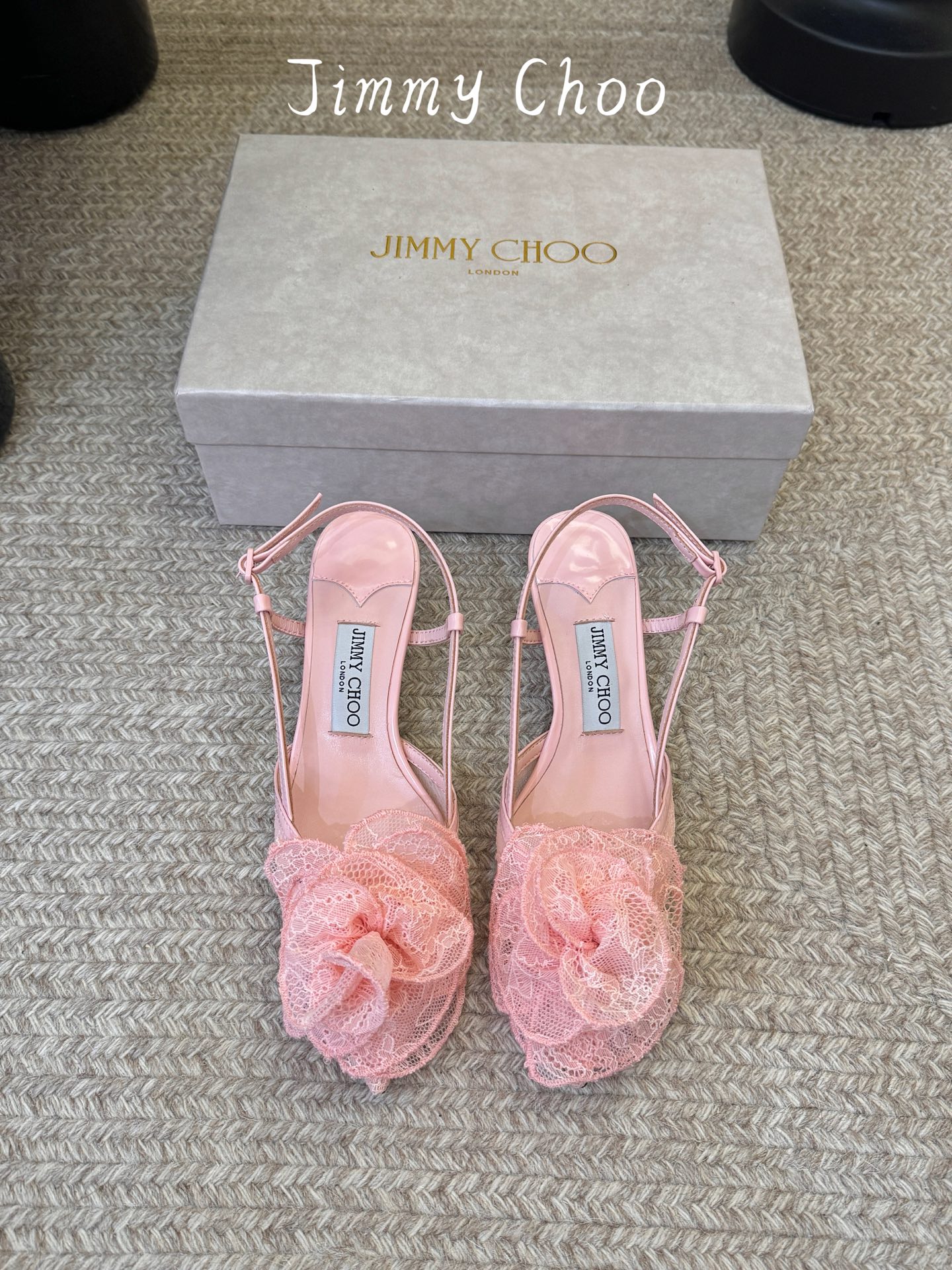 Jimmy Cho*夏季新款蕾丝玫瑰尖头高跟凉鞋精致蕾丝玫瑰装饰点缀鞋头，层层叠叠的花瓣设计自带浪漫氛围