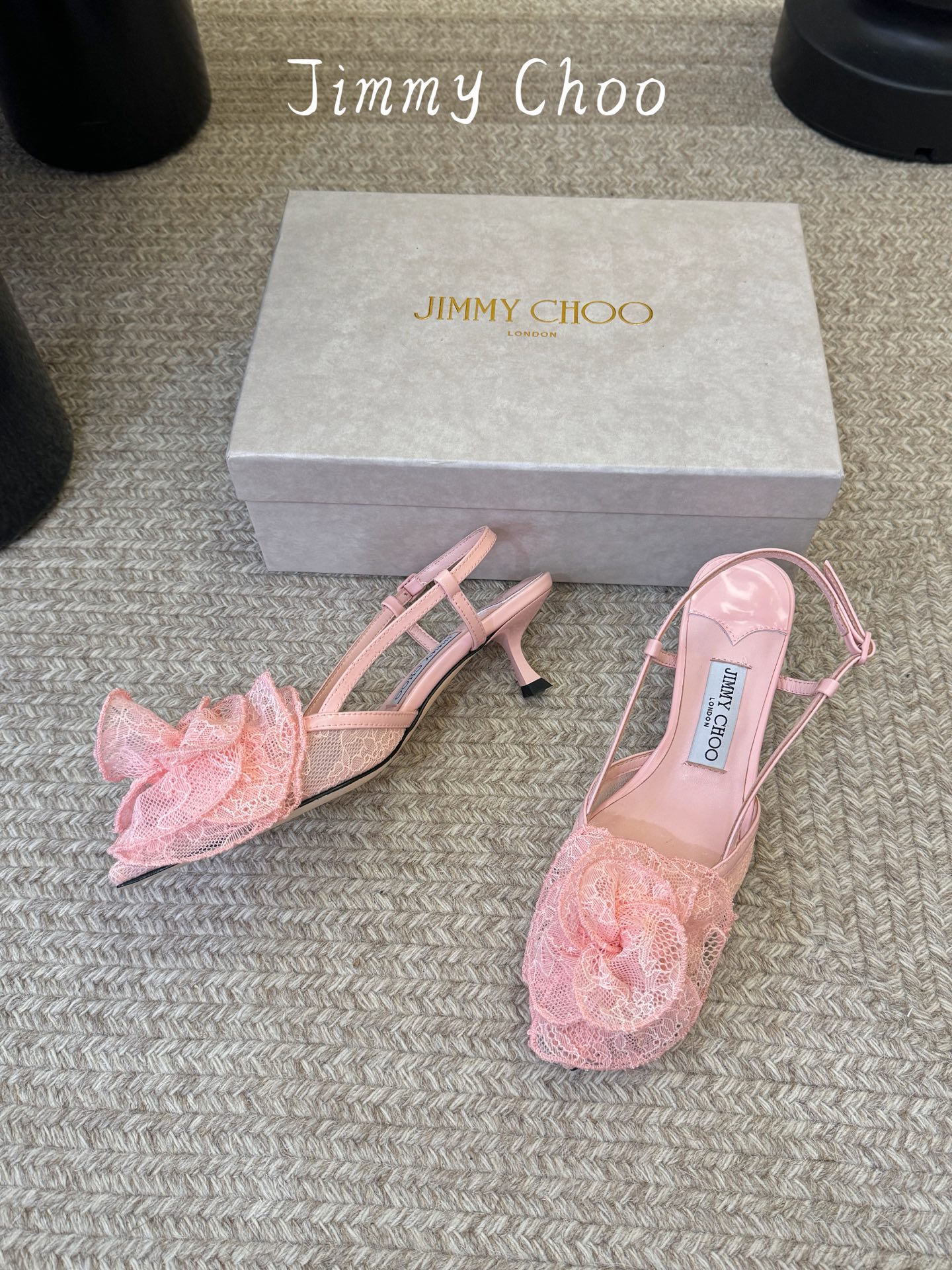 Jimmy Cho*夏季新款蕾丝玫瑰尖头高跟凉鞋精致蕾丝玫瑰装饰点缀鞋头,层层叠叠的花瓣设计自带浪漫氛围 Jimmy Cho*夏季新款蕾丝玫瑰尖头高跟凉鞋精致蕾丝玫瑰装饰点缀鞋头,层层叠叠的花瓣设计自带浪漫氛围
