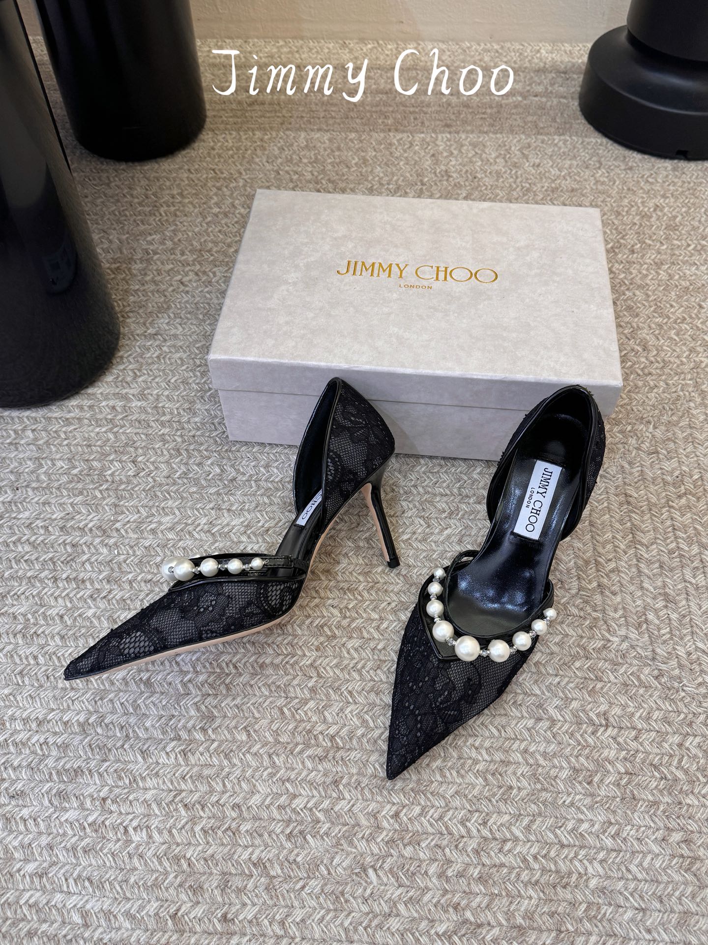 Jimmy Cho*夏季新款蕾丝玫瑰尖头高跟凉鞋精致蕾丝玫瑰装饰点缀鞋头,层层叠叠的花瓣设计自带浪漫氛围 Jimmy Cho*夏季新款蕾丝玫瑰尖头高跟凉鞋精致蕾丝玫瑰装饰点缀鞋头,层层叠叠的花瓣设计自带浪漫氛围