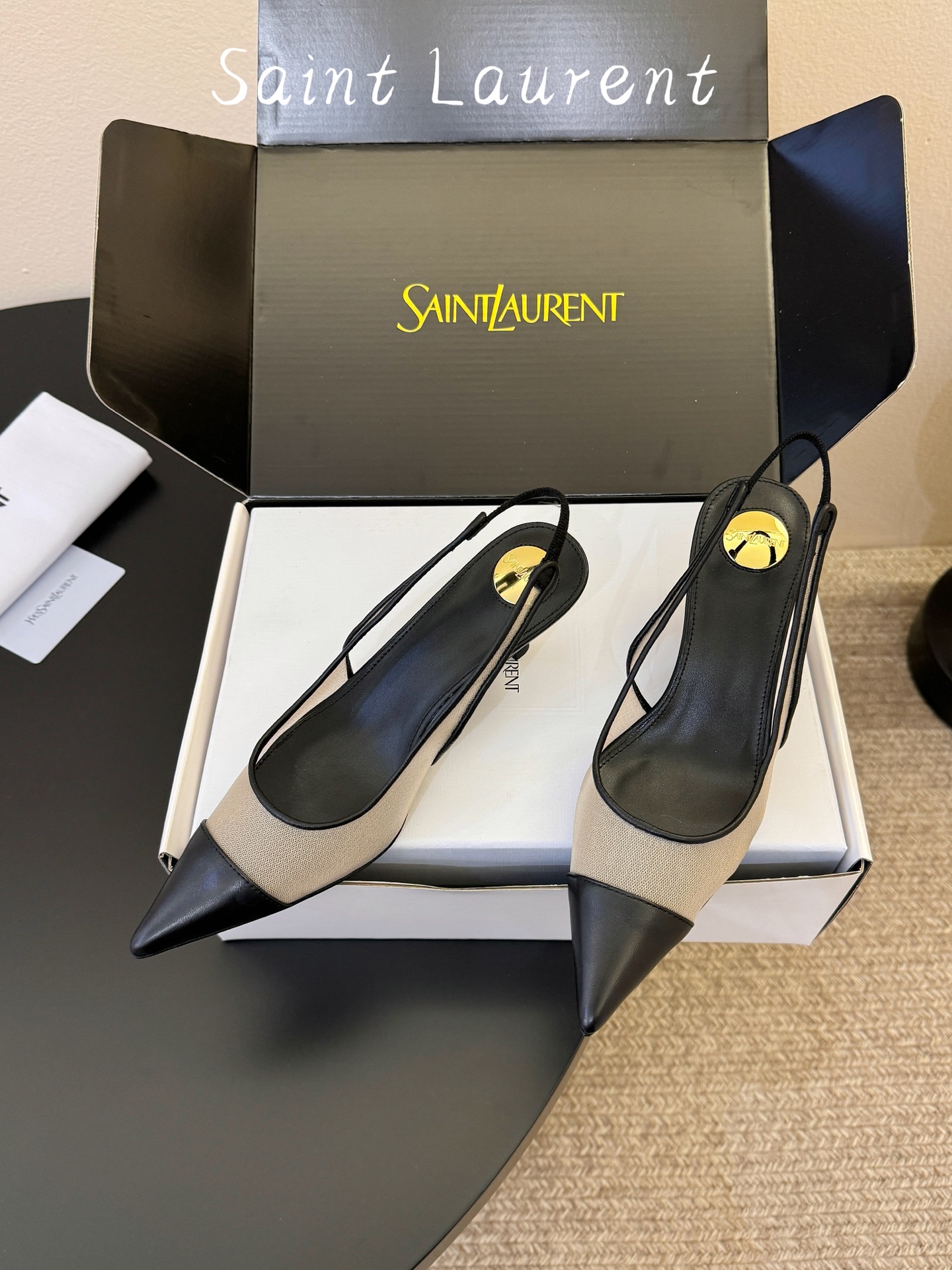 Saint Lauren*YSL夏季新款尖头网纱拼色后绊带高跟凉鞋利落尖头线条自带复古优雅气场。经典黑白 Saint Lauren*YSL夏季新款尖头网纱拼色后绊带高跟凉鞋利落尖头线条自带复古优雅气场。经典黑白