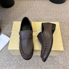 The row 26春夏经典中性复古摩登乐福鞋单鞋牛反绒系列!法式极简风格!高级慵懒风。整体设计简约秀气 The row 26春夏经典中性复古摩登乐福鞋单鞋牛反绒系列!法式极简风格!高级慵懒风。整体设计简约秀气