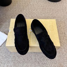 The row 26春夏经典中性复古摩登乐福鞋单鞋牛反绒系列!法式极简风格!高级慵懒风。整体设计简约秀气 The row 26春夏经典中性复古摩登乐福鞋单鞋牛反绒系列!法式极简风格!高级慵懒风。整体设计简约秀气