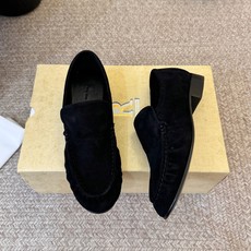 The row 26春夏经典中性复古摩登乐福鞋单鞋牛反绒系列!法式极简风格!高级慵懒风。整体设计简约秀气 The row 26春夏经典中性复古摩登乐福鞋单鞋牛反绒系列!法式极简风格!高级慵懒风。整体设计简约秀气
