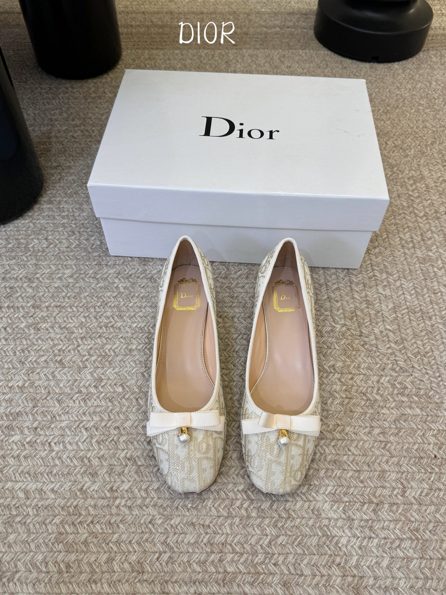 NO:869497,dio* CD's Mary Jane is elegant, temperament, classic and grand. There are too many nouns to describe this shoe. Dior is still Dior. It is simply a Lady princess. Sweet or salty, exquisite and simple, with a slightly square toe and round heels, creating a retro fashionable temperament!  Material knitted sheepskin lining natural cowhide bottom size 35-41 (40.41 customized, single shoes, dior, dior, dior, mary jane, cowhide, sheepskin19860909dio* CD家玛丽珍 优雅 气质 经典 大气 太多名词可形容这个鞋 迪奥还是迪奥 简直就是Lady公主 可甜可咸 精致简约,微微方头搭配圆跟,营造一点复古时髦气质！ 材料针织 羊皮内里 本色牛皮底 size 35-41 (40.41定制,单鞋,dior,dior,dior,mary jane,cowhide,sheepskin,Women's Shoes