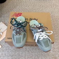 miumiu x New Balanc* 网面双鞋带运动鞋独家新增色 新增网面太爱了 双鞋带的设计 鞋带 miumiu x New Balanc* 网面双鞋带运动鞋独家新增色 新增网面太爱了 双鞋带的设计 鞋带