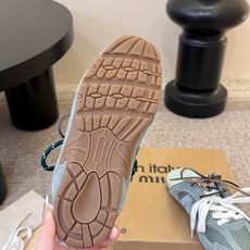 miumiu x New Balanc* 网面双鞋带运动鞋独家新增色 新增网面太爱了 双鞋带的设计 鞋带 miumiu x New Balanc* 网面双鞋带运动鞋独家新增色 新增网面太爱了 双鞋带的设计 鞋带