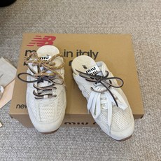 miumiu x New Balanc* 网面双鞋带运动鞋独家新增色 新增网面太爱了 双鞋带的设计 鞋带 miumiu x New Balanc* 网面双鞋带运动鞋独家新增色 新增网面太爱了 双鞋带的设计 鞋带