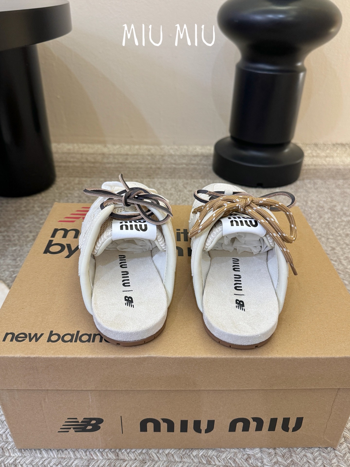 miumiu x New Balanc* 网面双鞋带运动鞋独家新增色 新增网面太爱了 双鞋带的设计 鞋带 miumiu x New Balanc* 网面双鞋带运动鞋独家新增色 新增网面太爱了 双鞋带的设计 鞋带