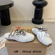 miumiu x New Balanc* 网面双鞋带运动鞋独家新增色 新增网面太爱了 双鞋带的设计 鞋带 miumiu x New Balanc* 网面双鞋带运动鞋独家新增色 新增网面太爱了 双鞋带的设计 鞋带