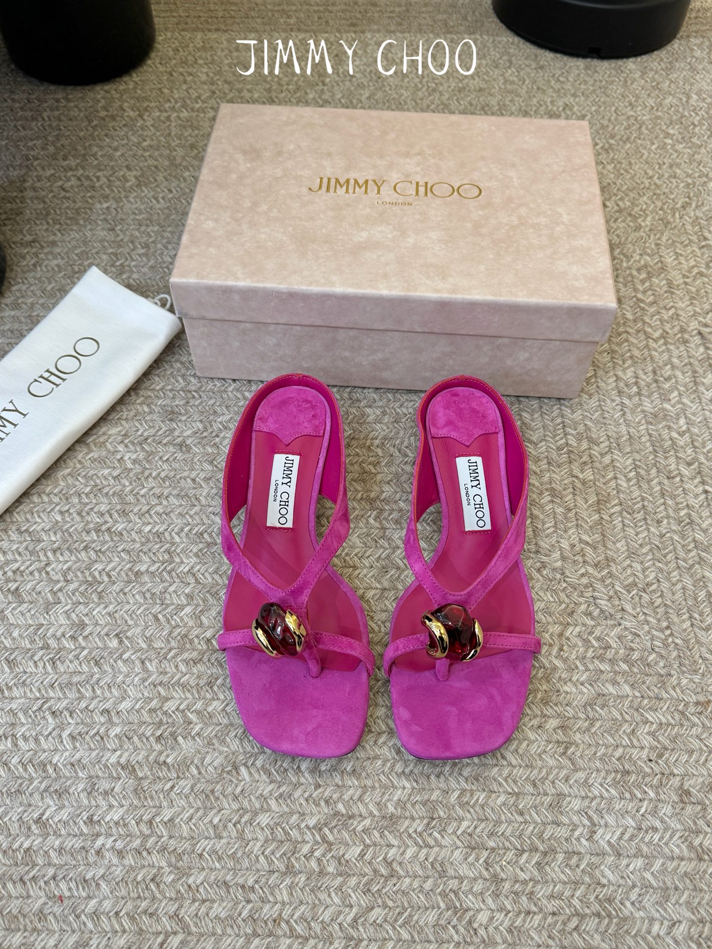 Jimmy Cho*夏日辣妹出街封神款，焦糖棕vs紫蘭花色，一双比一双懂夏天！3.5cm猫跟走路零负担，
