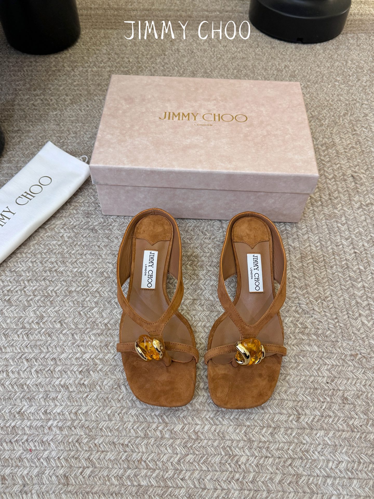 NO:870851,Jimmy Cho*'s hot summer hottie style, caramel brown vs purple orchid, one pair understands summer better than the other! The 3.5cm cat heel makes walking with zero burden, the flip-flop design brings a casual sense of relaxation, and the dark amber resin gemstone embellishment is sweet and spicy! The suede leather has a soft texture, so it won't feel stuffy on your feet in summer. It has a luxurious filter when you step on the beach or in a cafe. The caramel brown is gentle and versatile, and the purple orchid color will brighten up the whole summer. It will instantly explode as soon as you put it on your feet! It's great when paired with suspenders, hot pants, or a denim skirt. Any outfit is American hottie style, and it will turn heads instantly. Sizes are 35-39, custom-made over 40, split-toe shoes, jimmy choo, skirts, chamois leather19860909Jimmy Cho*夏日辣妹出街封神款,焦糖棕vs紫蘭花色,一双比一双懂夏天！3.5cm猫跟走路零负担,夹趾设计自带随性松弛感,深琥珀色树脂宝石饰品点缀又甜又辣！麂皮质感软乎乎的,夏天上脚一点不闷脚,踩在沙滩、咖啡馆都自带贵气滤镜 焦糖棕温柔百搭,紫蘭花色直接点亮整个夏天,一上脚直接炸场！配吊带、热裤、牛仔裙都超绝,随便一套就是美式辣妹风,回头率直接爆表,尺码35-39,40以上定做,分趾鞋,jimmy choo,skirts,chamois leather,Women's Shoes