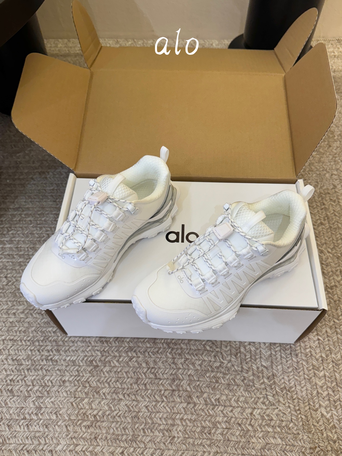 ALO厚底运动鞋标志性网眼鞋面搭配超厚鞋底，打破户外鞋的刻板印象，把机能风与先锋美学完美融合。黑白两色极