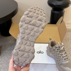 ALO厚底运动鞋标志性网眼鞋面搭配超厚鞋底,打破户外鞋的刻板印象,把机能风与先锋美学完美融合。黑白两色极 ALO厚底运动鞋标志性网眼鞋面搭配超厚鞋底,打破户外鞋的刻板印象,把机能风与先锋美学完美融合。黑白两色极