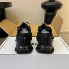Alo厚底运动鞋标志性网眼鞋面搭配超厚鞋底,打破户外鞋的刻板印象,把机能风与先锋美学完美融合。黑白两色极 Alo厚底运动鞋标志性网眼鞋面搭配超厚鞋底,打破户外鞋的刻板印象,把机能风与先锋美学完美融合。黑白两色极