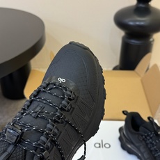 Alo厚底运动鞋标志性网眼鞋面搭配超厚鞋底,打破户外鞋的刻板印象,把机能风与先锋美学完美融合。黑白两色极 Alo厚底运动鞋标志性网眼鞋面搭配超厚鞋底,打破户外鞋的刻板印象,把机能风与先锋美学完美融合。黑白两色极