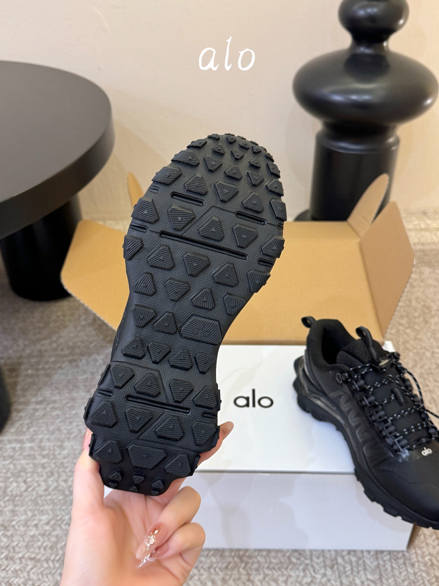 Alo厚底运动鞋标志性网眼鞋面搭配超厚鞋底,打破户外鞋的刻板印象,把机能风与先锋美学完美融合。黑白两色极 Alo厚底运动鞋标志性网眼鞋面搭配超厚鞋底,打破户外鞋的刻板印象,把机能风与先锋美学完美融合。黑白两色极