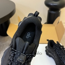 Alo厚底运动鞋标志性网眼鞋面搭配超厚鞋底,打破户外鞋的刻板印象,把机能风与先锋美学完美融合。黑白两色极 Alo厚底运动鞋标志性网眼鞋面搭配超厚鞋底,打破户外鞋的刻板印象,把机能风与先锋美学完美融合。黑白两色极
