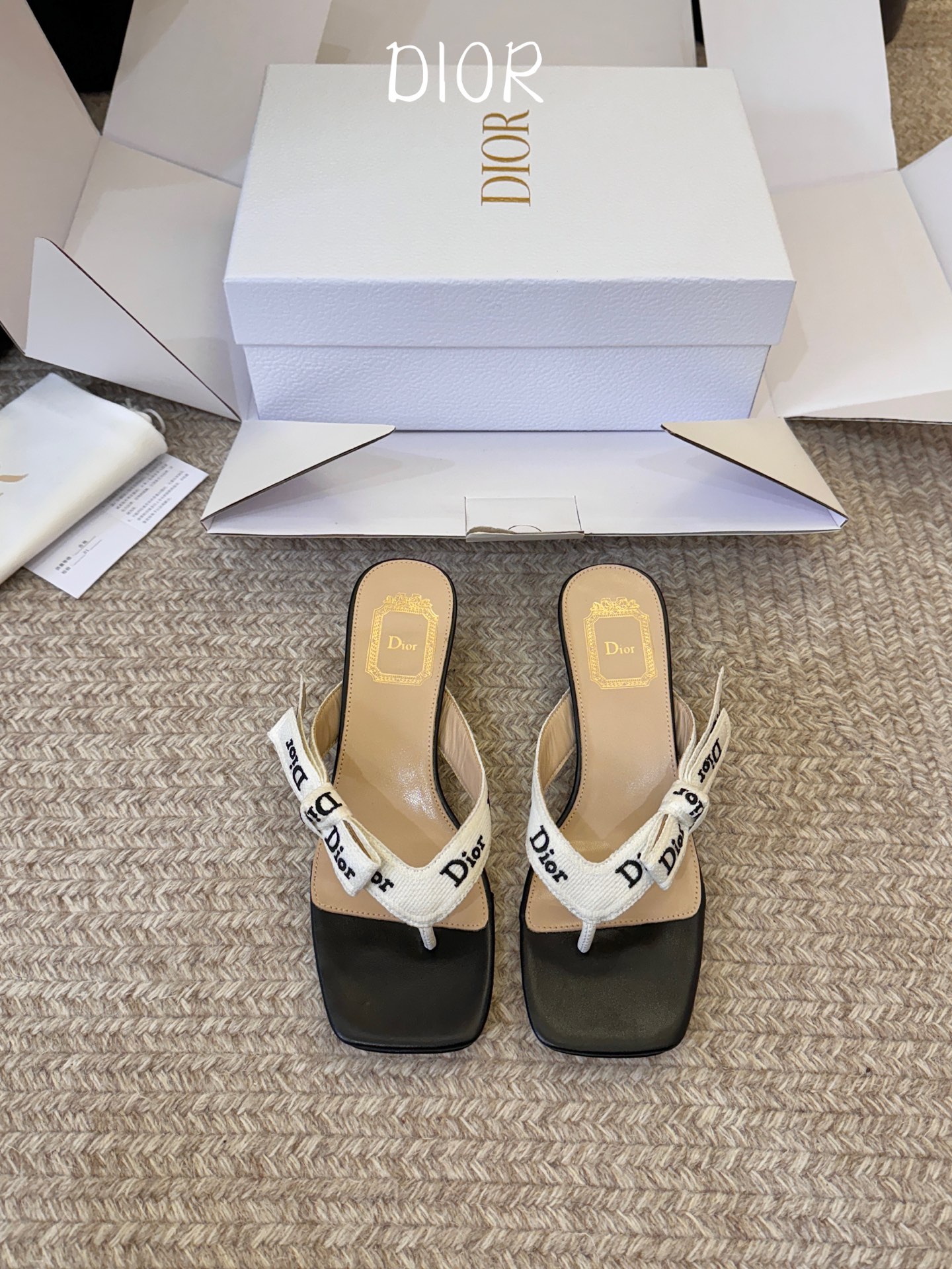 NO:873914,The top version of Dio*26ss summer new letter web clip slippers. This pair of slippers is made of the brand's iconic letter web and matched with a leather footbed of the same color. It is simple yet full of high-end. The Dior logo on the webbing is clear and neat, and the bow design adds a gentle and sweet atmosphere. It is a big-name style that can be recognized at a glance.  The matching is very adaptable. Pair it with drapey suit pants to create a lazy and casual French atmosphere. Pair it with denim shorts or a floral dress to unlock a fresh and sweet summer look. It can be easily worn for daily outings and beach vacations, and you can wear it effortlessly with a fashionable feel. Original custom-made fabric for the upper, sheepskin lining, and Italian genuine leather outsole.  size 35-42 (404142 size customization is not returnable), split-toe shoes, dior, slippers, skirts, shorts, business suit, sheepskin, Leather soles19860909顶级版本 Dio*26ss夏季新款字母织带夹子拖鞋 这双拖鞋以品牌标志性的字母织带打造,搭配同色系的皮质鞋床,简约中带着满满的高级感,织带上的Dior标识清晰利落,蝴蝶结的设计又添了几分温柔甜美的气息,是一眼就能认出的大牌格调. 搭配上适配度超高,搭垂感西装裤是慵懒随性的法式氛围,配牛仔短裤或碎花连衣裙又能解锁清新甜美的夏日造型,日常出街、海边度假都能轻hold住,不费力就能穿出时髦感. 鞋面原版定制面料 内里羊皮 大底意大利真皮大底 size35-42码（404142码定制不退换）,分趾鞋,dior,slippers,skirts,shorts,business suit,sheepskin,Leather soles,Women's Shoes
