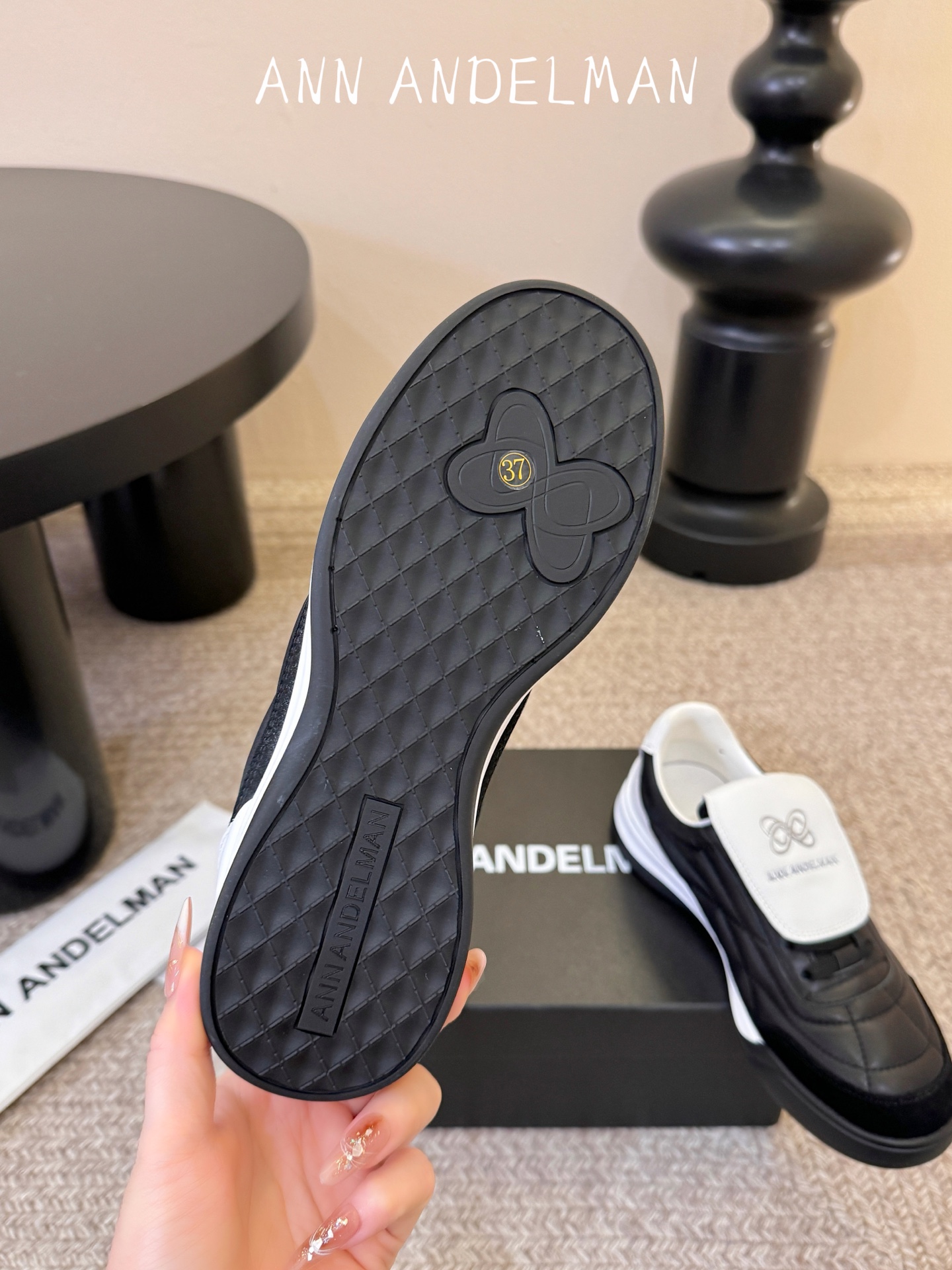 ANN ANDELMAN春夏最新款翻盖菱格德训鞋超多明星网红种草 ANN ANDELMAN是国内设计师轻