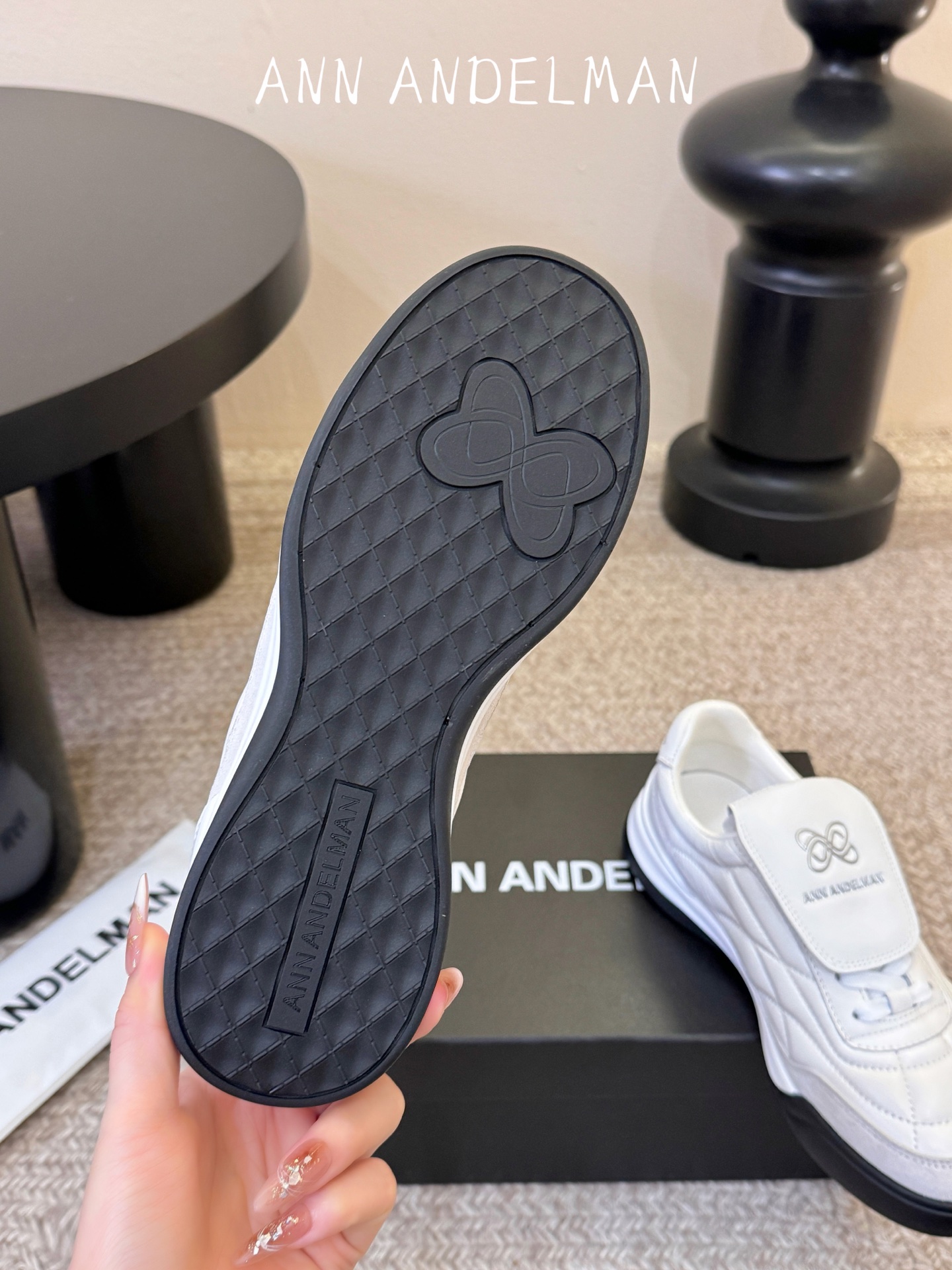 ANN ANDELMAN春夏最新款翻盖菱格德训鞋超多明星网红种草 ANN ANDELMAN是国内设计师轻